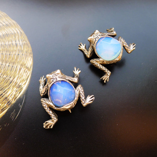 ENGLISH 925 SILVER MARKED LOVLEY FAUX OPAL PAIR OF FROG BROOCH