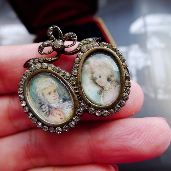VICTORIAN FRENCH SILVER GILT MARKED HAND PAINTED PORTRAIT OF MINIATURE TWO PEOPLE BROOCH
