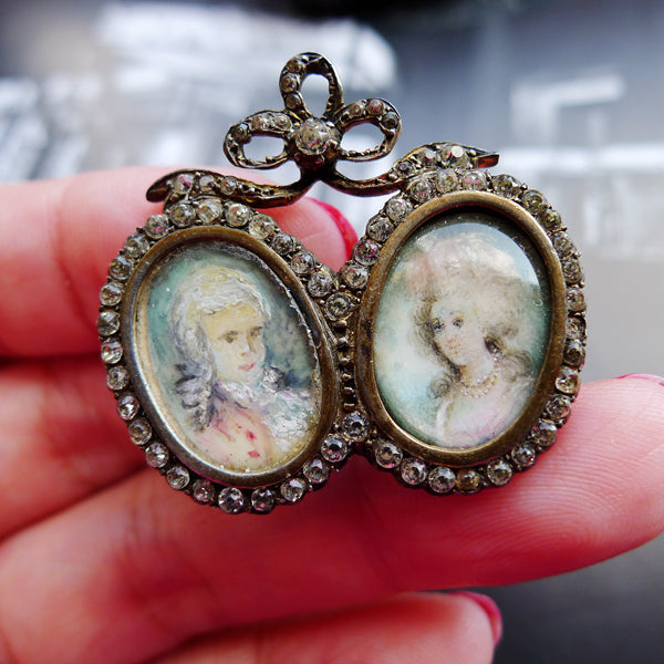VICTORIAN FRENCH SILVER GILT MARKED HAND PAINTED PORTRAIT OF MINIATURE TWO PEOPLE BROOCH