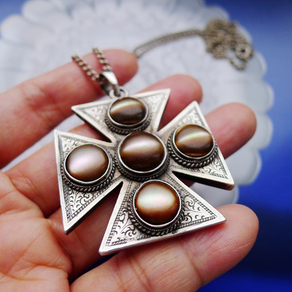 CHINESE EXPORT SILVER WANGHING SIGNED BROWN CATS EYE STONE CROSS PENDANT WITH SILVER CHAIN