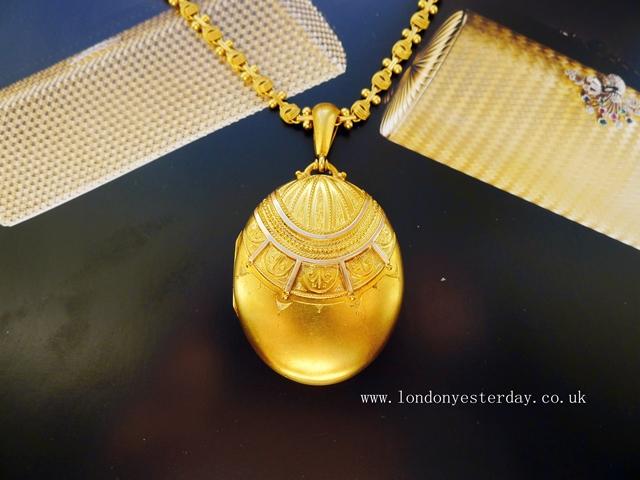 VICTORIAN 15CT GOLD BIG PENDANT LOCKET