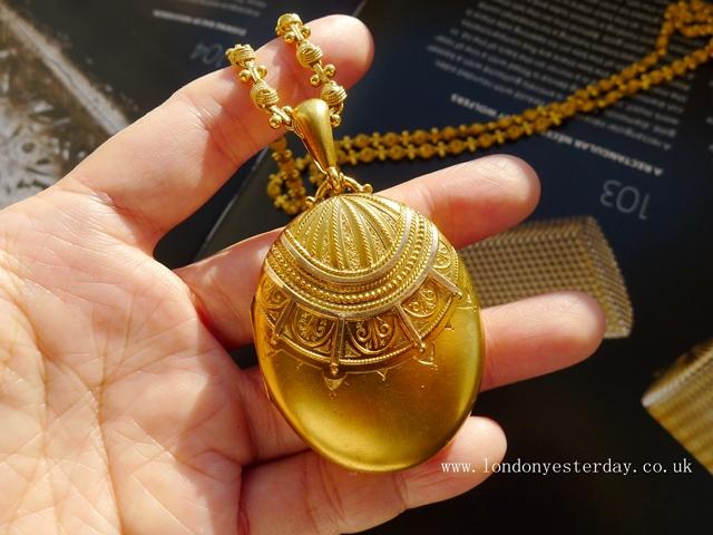 VICTORIAN 15CT GOLD BIG PENDANT LOCKET