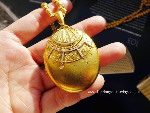 VICTORIAN 15CT GOLD BIG PENDANT LOCKET
