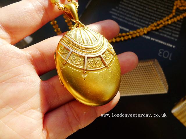VICTORIAN 15CT GOLD BIG PENDANT LOCKET