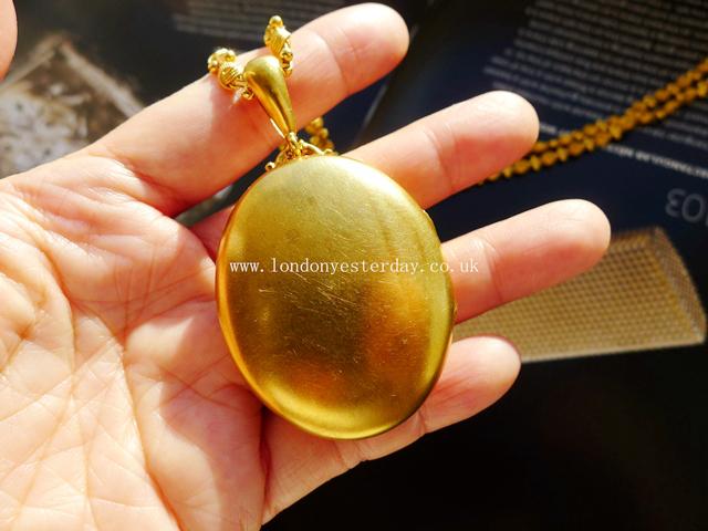 VICTORIAN 15CT GOLD BIG PENDANT LOCKET