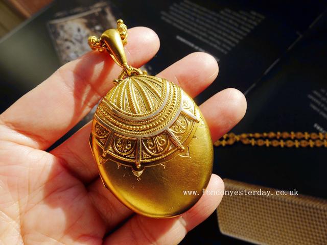 VICTORIAN 15CT GOLD BIG PENDANT LOCKET
