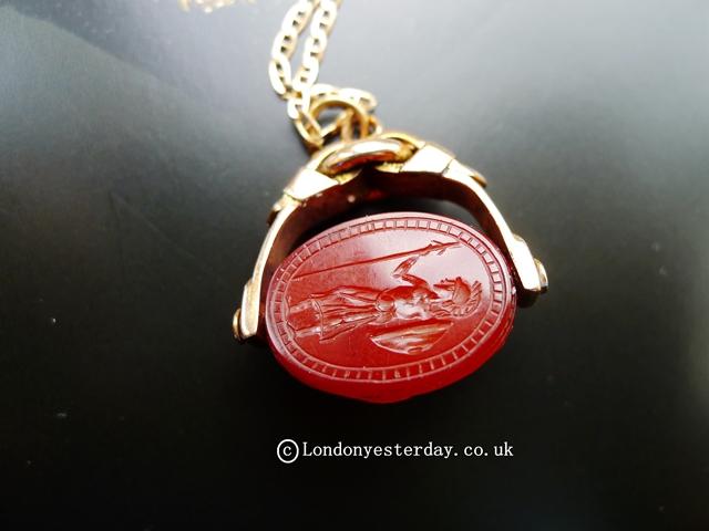 VICTORIAN 9CT GOLD HALLMARKED NATURAL CARNELIAN FOB SEAL PENDANT WITH 9CT GOLD CHAIN