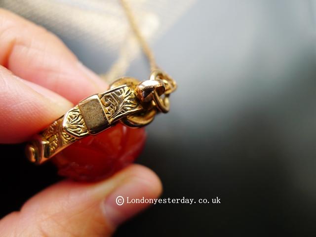 VICTORIAN 9CT GOLD HALLMARKED NATURAL CARNELIAN FOB SEAL PENDANT WITH 9CT GOLD CHAIN