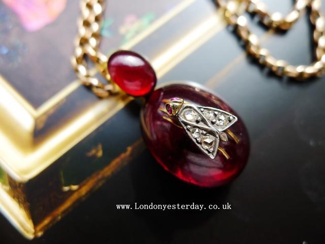 VICTORIAN 18CT GOLD NATURAL CABOCHON GARNET DIAMOND FLY PENDANT