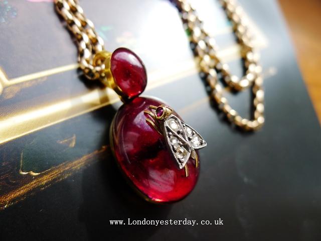 VICTORIAN 18CT GOLD NATURAL CABOCHON GARNET DIAMOND FLY PENDANT