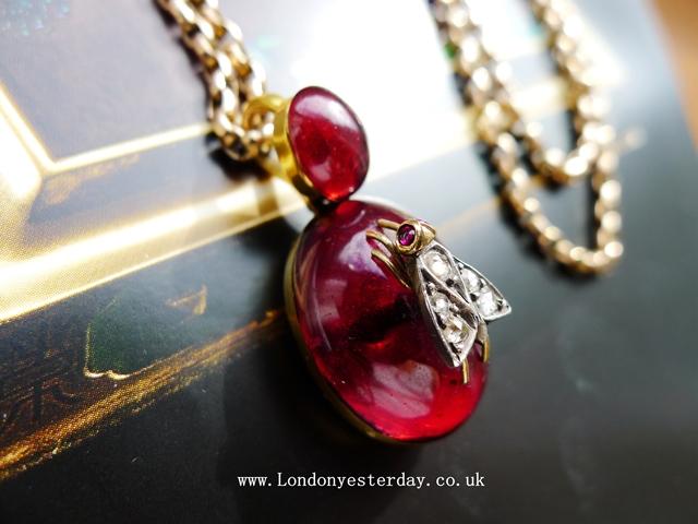 VICTORIAN 18CT GOLD NATURAL CABOCHON GARNET DIAMOND FLY PENDANT