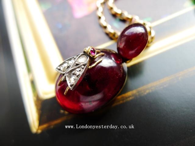 VICTORIAN 18CT GOLD NATURAL CABOCHON GARNET DIAMOND FLY PENDANT
