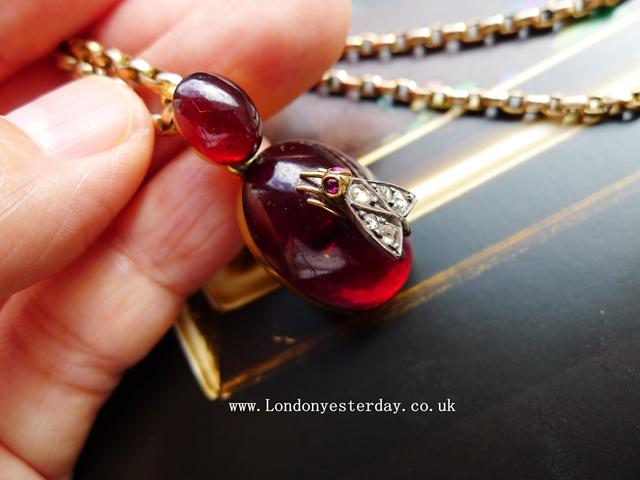 VICTORIAN 18CT GOLD NATURAL CABOCHON GARNET DIAMOND FLY PENDANT
