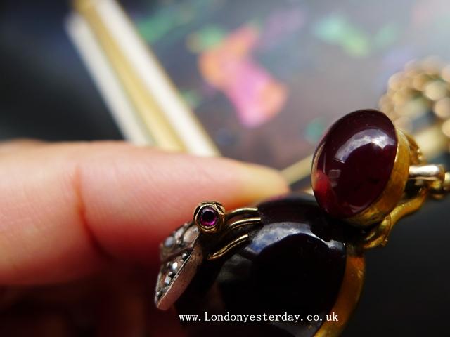 VICTORIAN 18CT GOLD NATURAL CABOCHON GARNET DIAMOND FLY PENDANT