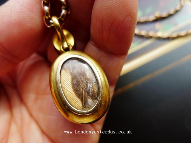 VICTORIAN 18CT GOLD NATURAL CABOCHON GARNET DIAMOND FLY PENDANT
