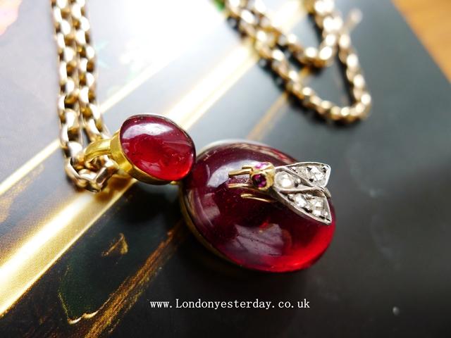 VICTORIAN 18CT GOLD NATURAL CABOCHON GARNET DIAMOND FLY PENDANT