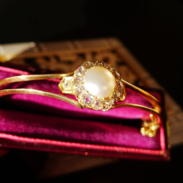 EDWARDIAN 15CT GOLD MARKED MABE PEARL DIAMOND BANGLE