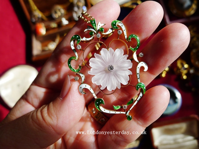 EDWARDIAN 18CT GOLD NATURAL ROCK CRYSTAL FLOWER DIAMOND BEAUTIFUL ENAMEL PENDANT WITH 9CT GOLD CHAIN