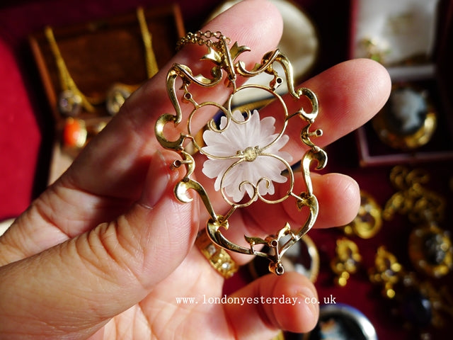 EDWARDIAN 18CT GOLD NATURAL ROCK CRYSTAL FLOWER DIAMOND BEAUTIFUL ENAMEL PENDANT WITH 9CT GOLD CHAIN