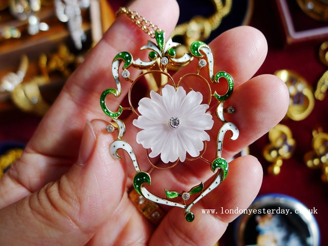EDWARDIAN 18CT GOLD NATURAL ROCK CRYSTAL FLOWER DIAMOND BEAUTIFUL ENAMEL PENDANT WITH 9CT GOLD CHAIN